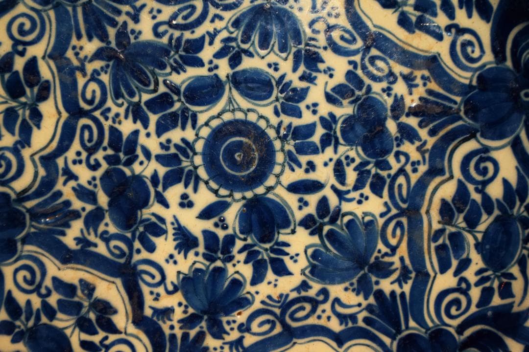 18世紀（1750年–1780年頃）デルフト チャージャー（壁掛皿）