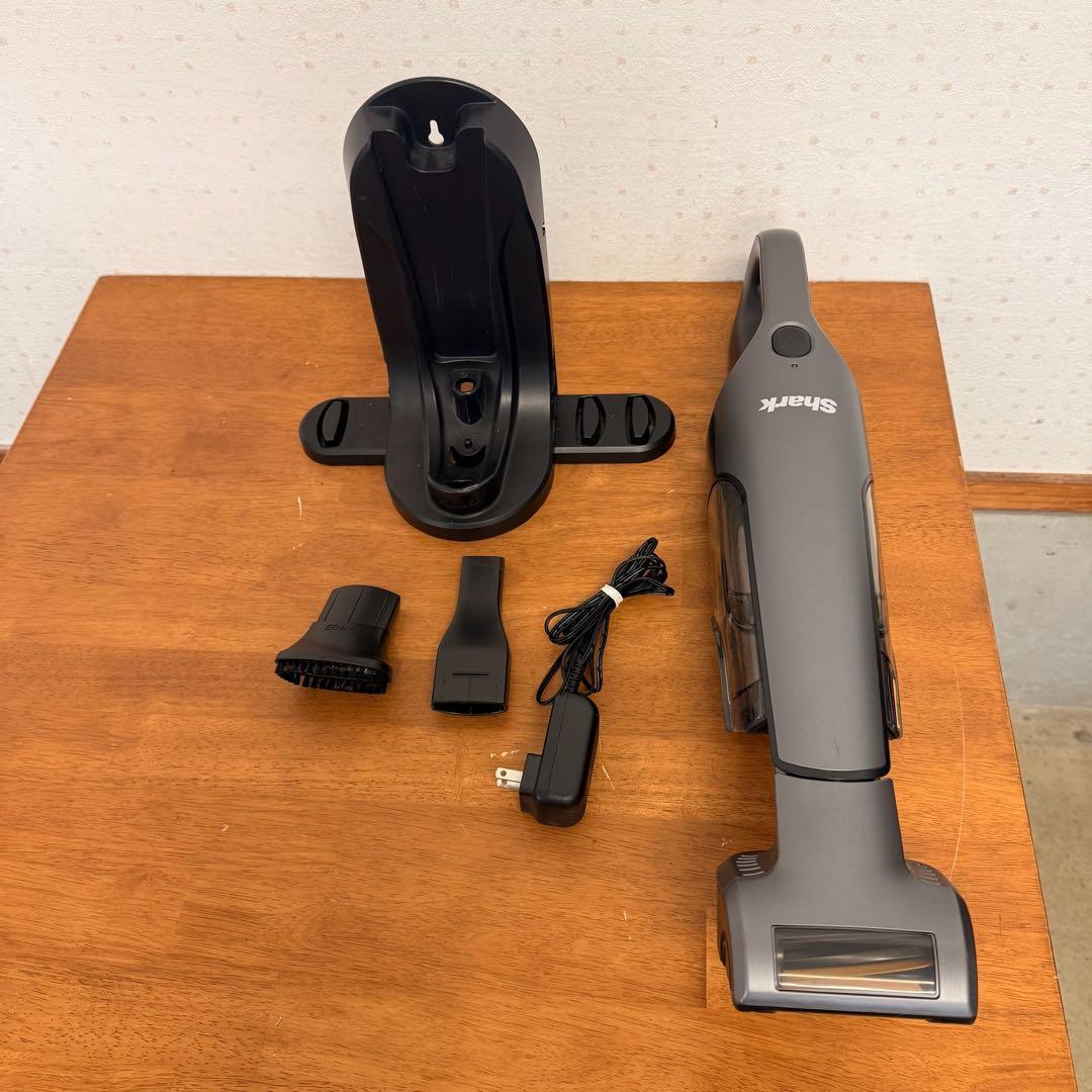 ● 美品 Shark シャーク ハンディークリーナー CH951J
