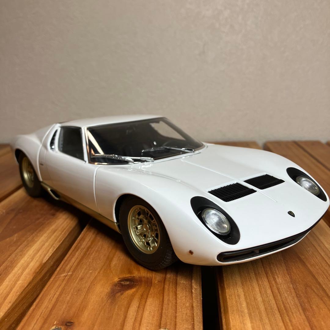 オートアート1/18 ランボルギーニ ミウラSV ホワイト/ゴールド