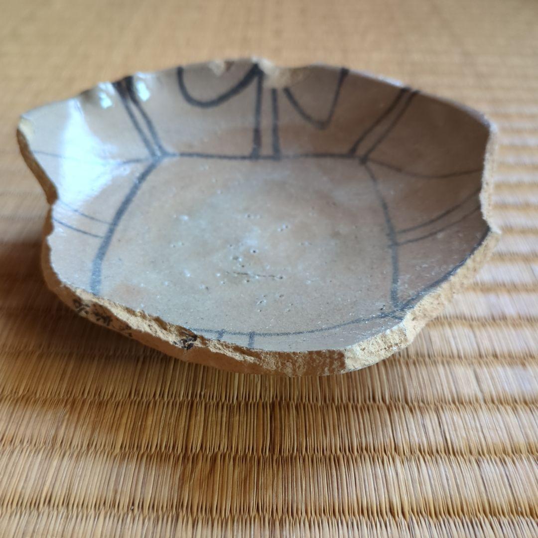 波形の茶色い陶器皿 直径約13cm 古唐津の陶片　阿房谷窯発掘品　向附