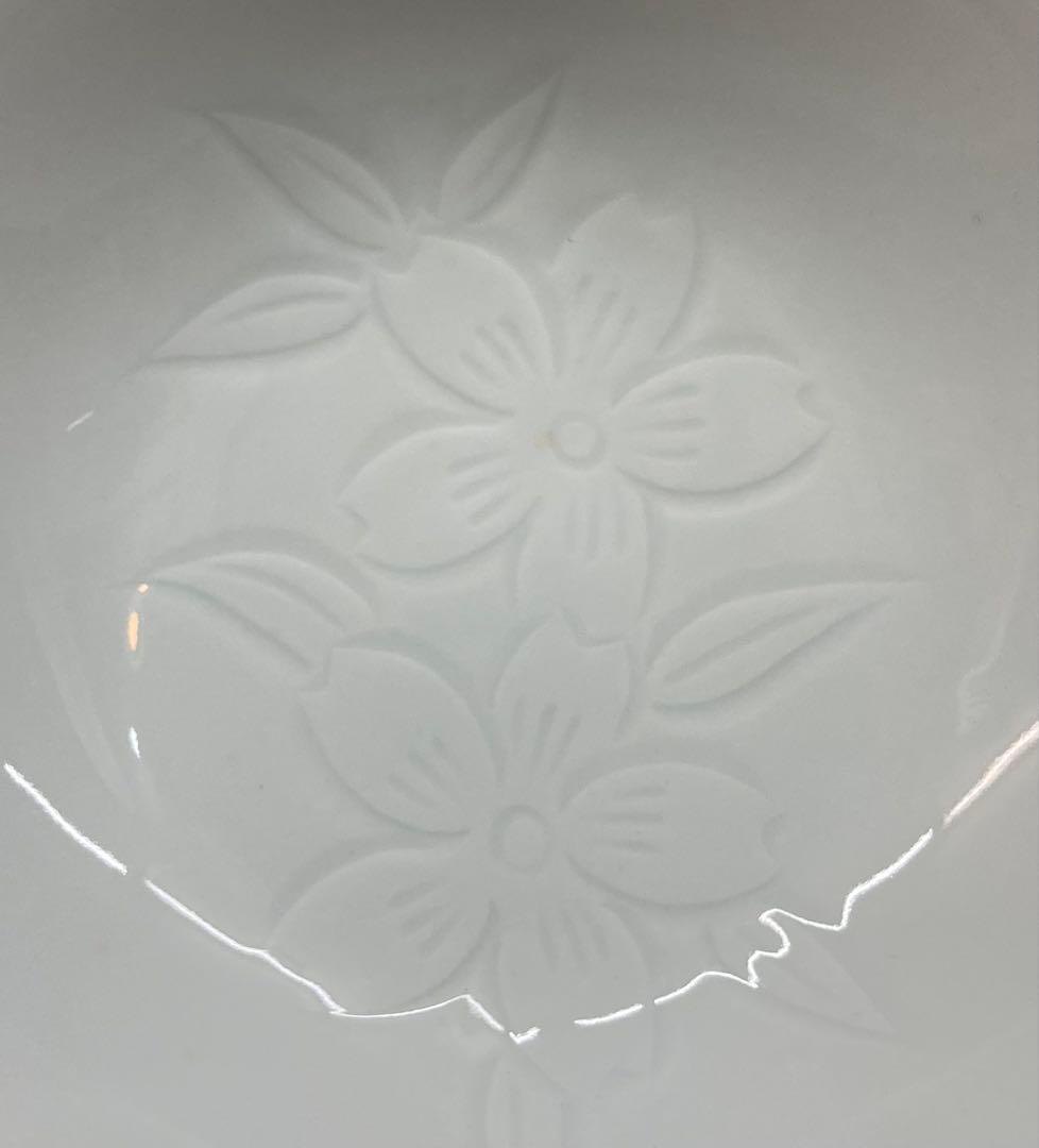 B538b 白磁陰刻花図　小鉢　井上萬二作　人間国宝　有田　菓子器　平茶碗