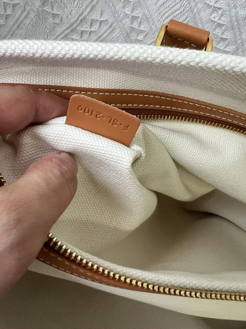 花柄クリーム色枕カバー