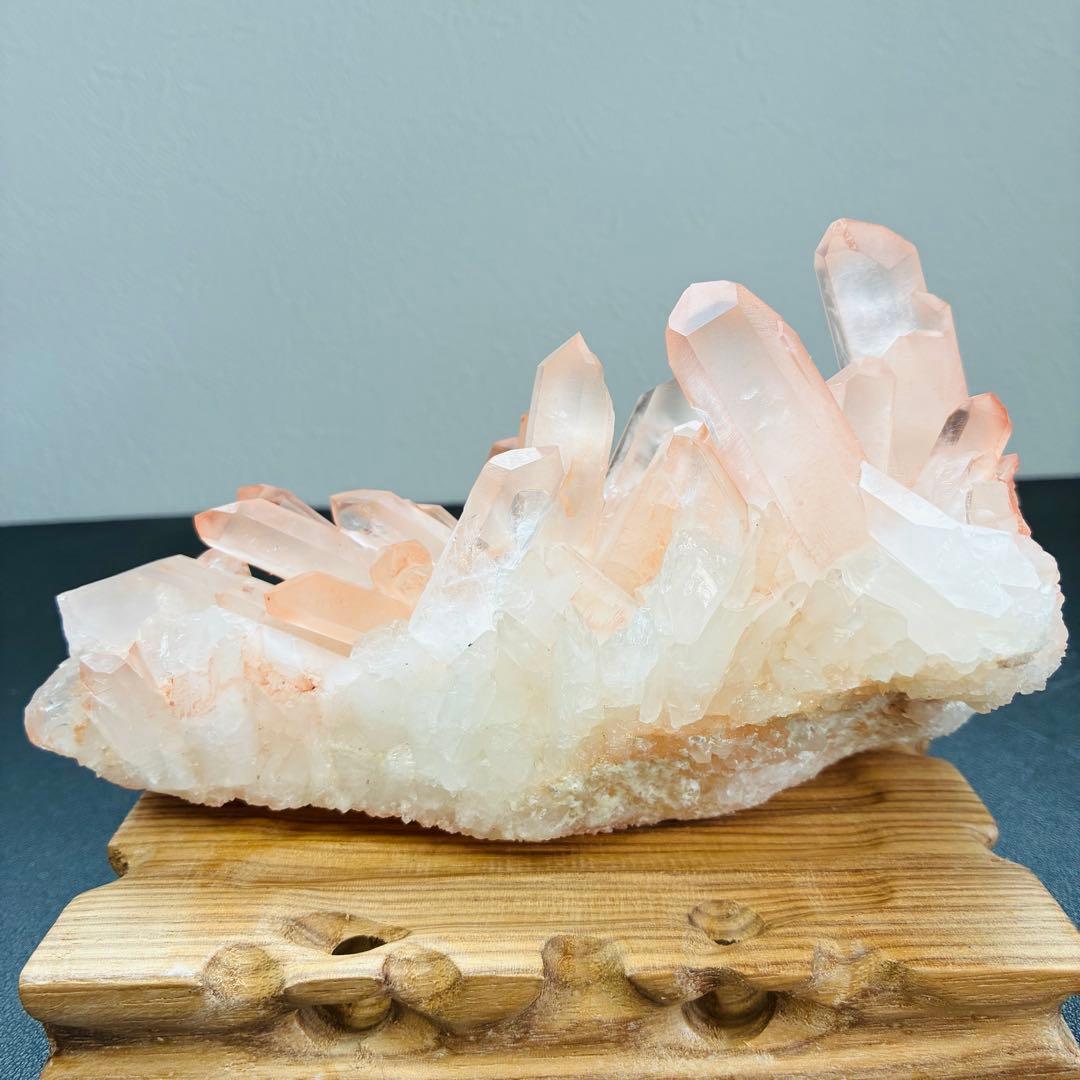 マダガスカル産ピンククォーツクラスター｜木製台座付き｜優しいピンクの存在感