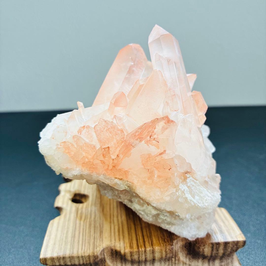マダガスカル産ピンククォーツクラスター｜木製台座付き｜優しいピンクの存在感