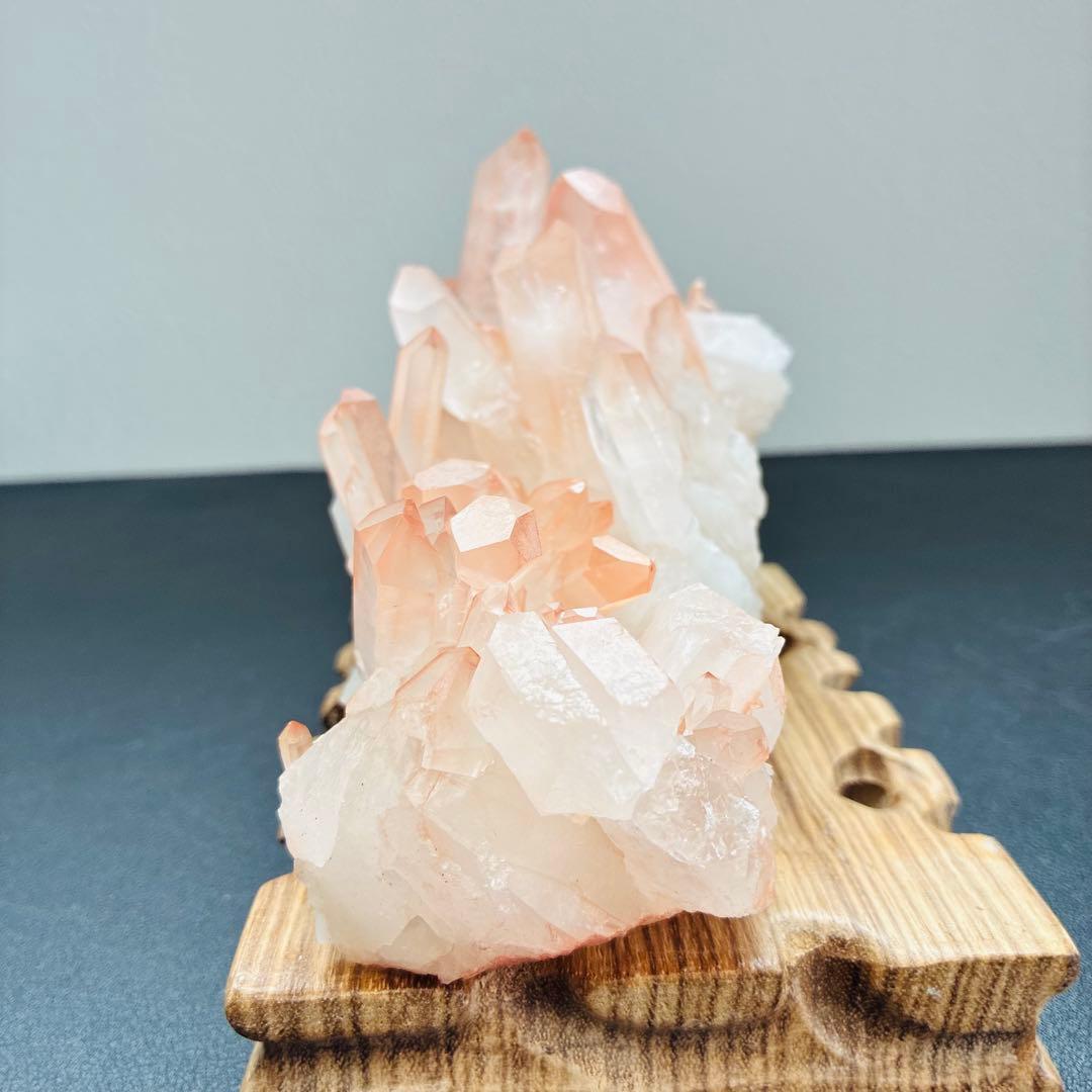 マダガスカル産ピンククォーツクラスター｜木製台座付き｜優しいピンクの存在感