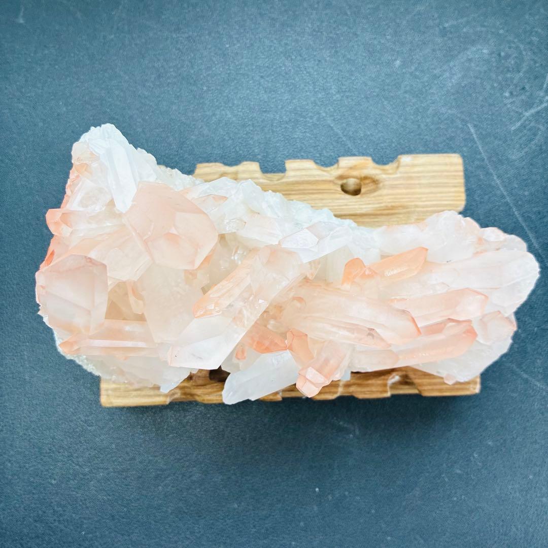 マダガスカル産ピンククォーツクラスター｜木製台座付き｜優しいピンクの存在感
