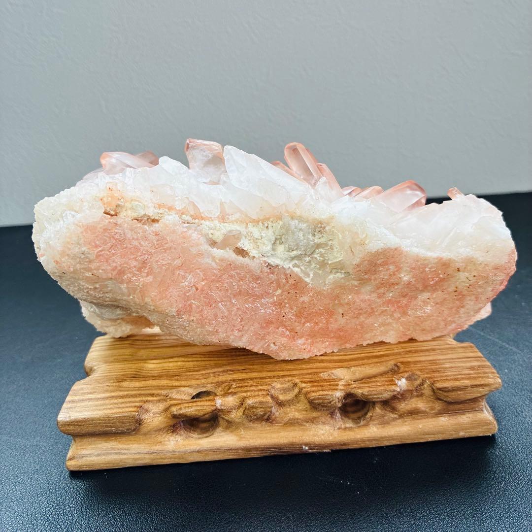 マダガスカル産ピンククォーツクラスター｜木製台座付き｜優しいピンクの存在感