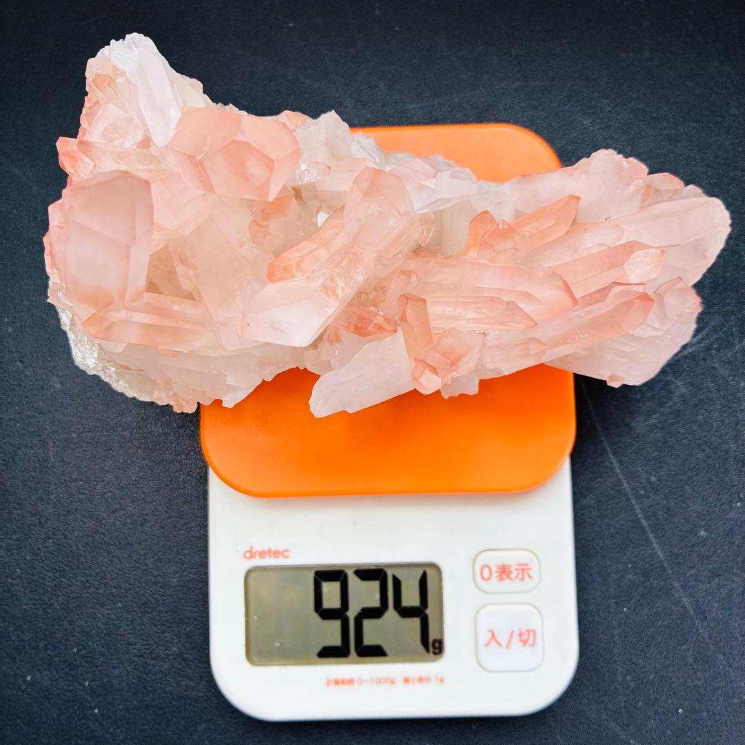 マダガスカル産ピンククォーツクラスター｜木製台座付き｜優しいピンクの存在感