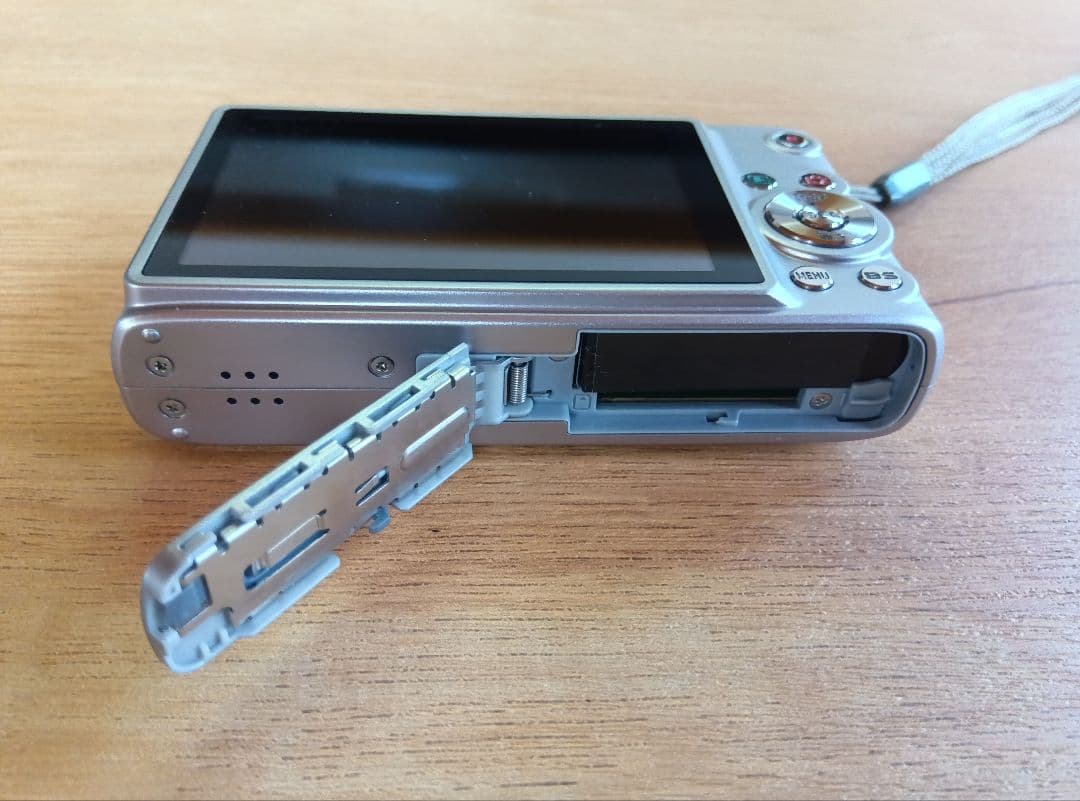 美品　CASIO EXILIM EX-Z200 コンパクトデジタルカメラ