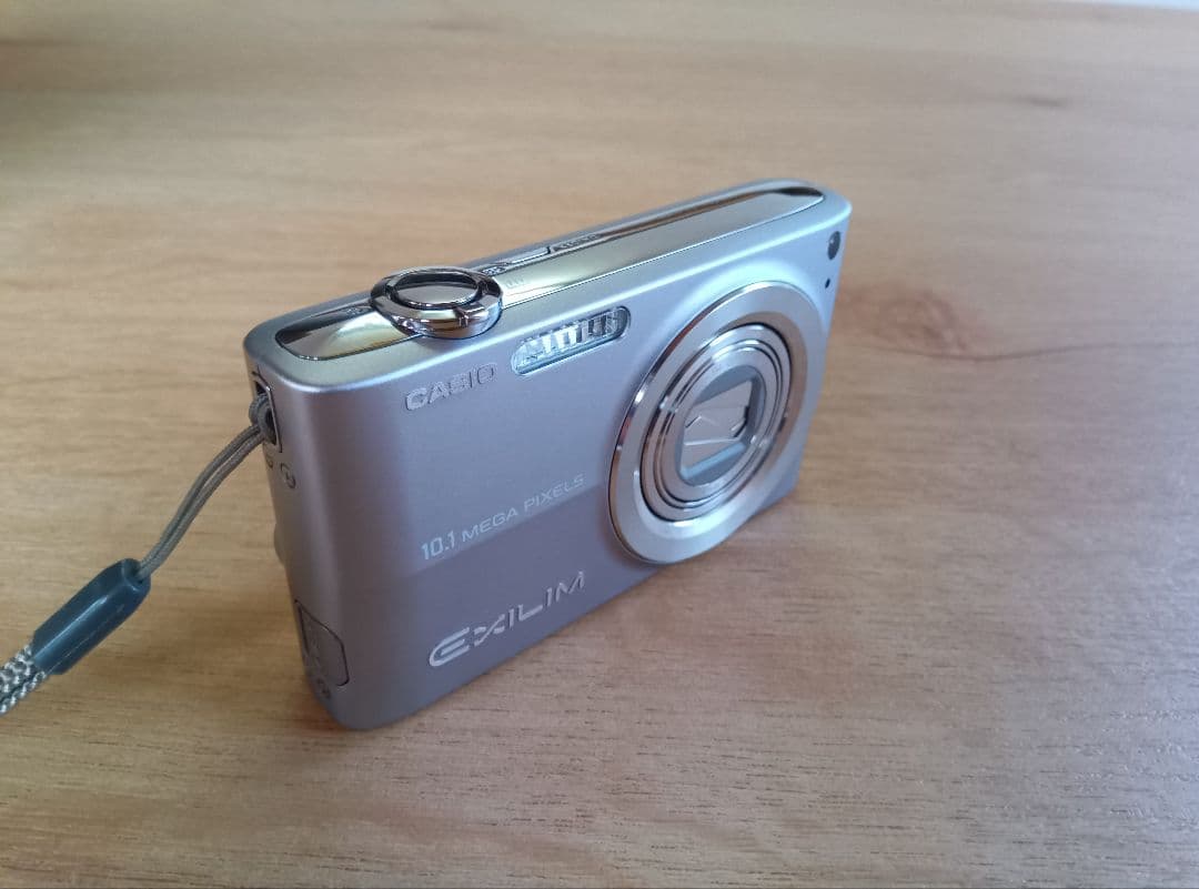 美品　CASIO EXILIM EX-Z200 コンパクトデジタルカメラ