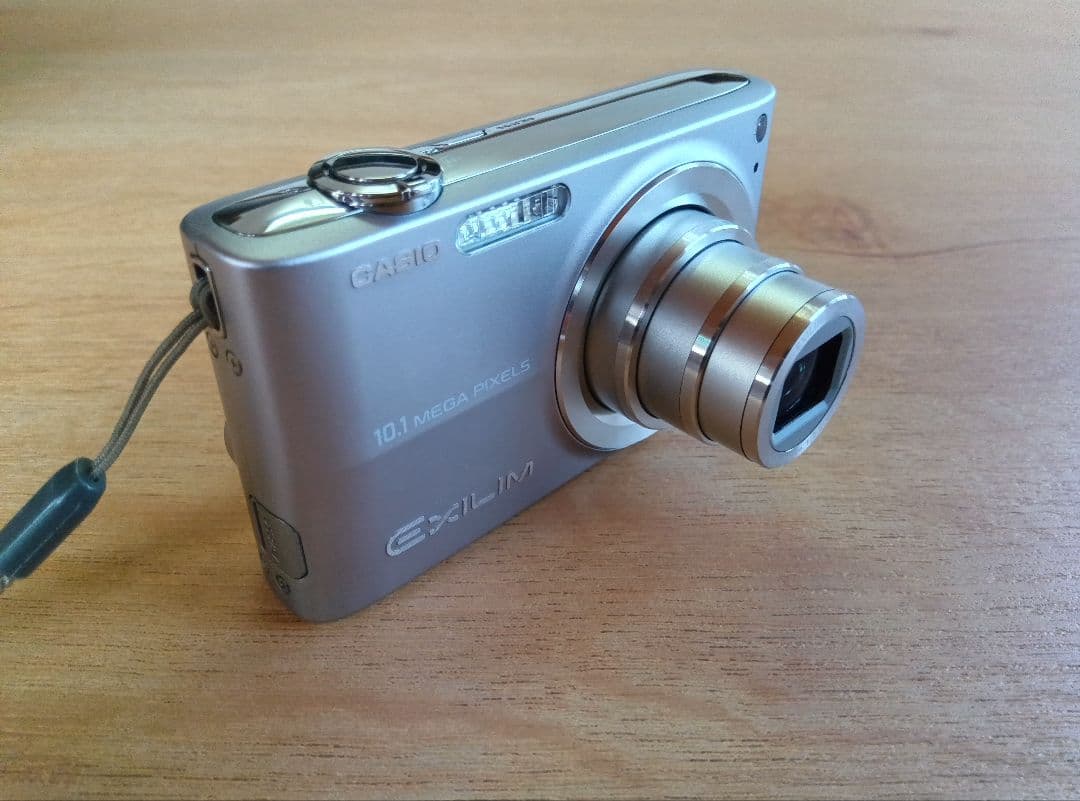 美品　CASIO EXILIM EX-Z200 コンパクトデジタルカメラ