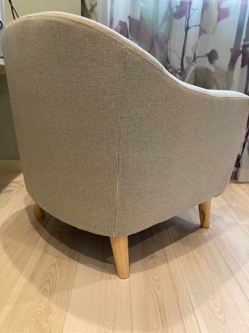 グレーのファブリックアームチェア