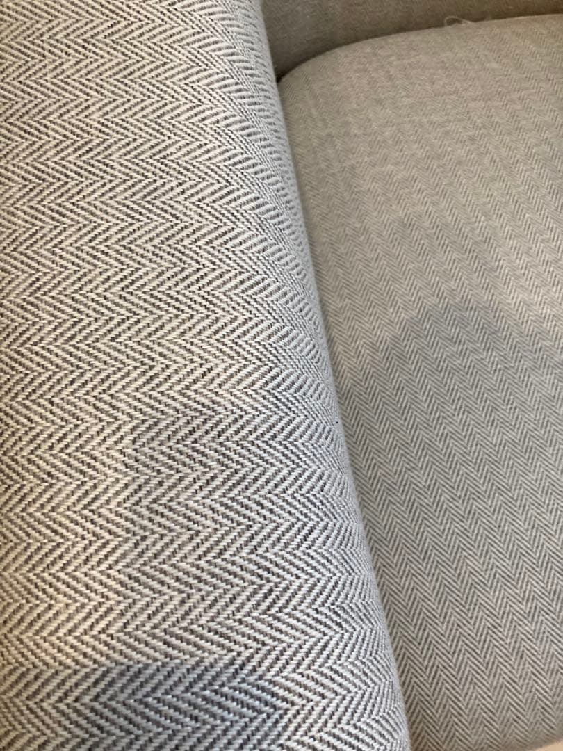 グレーのファブリックアームチェア