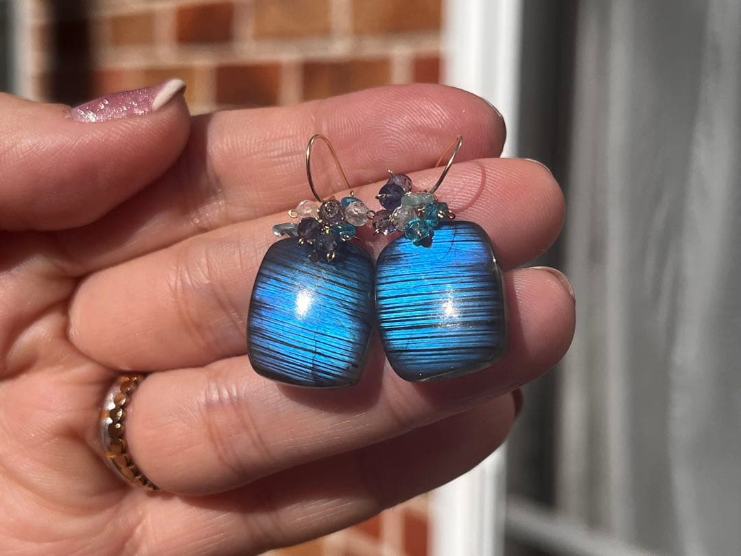 美しいラブラドライトのピアス