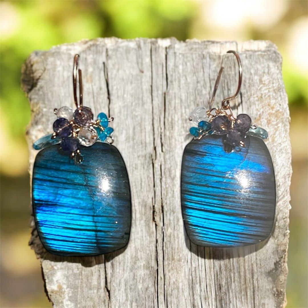 美しいラブラドライトのピアス