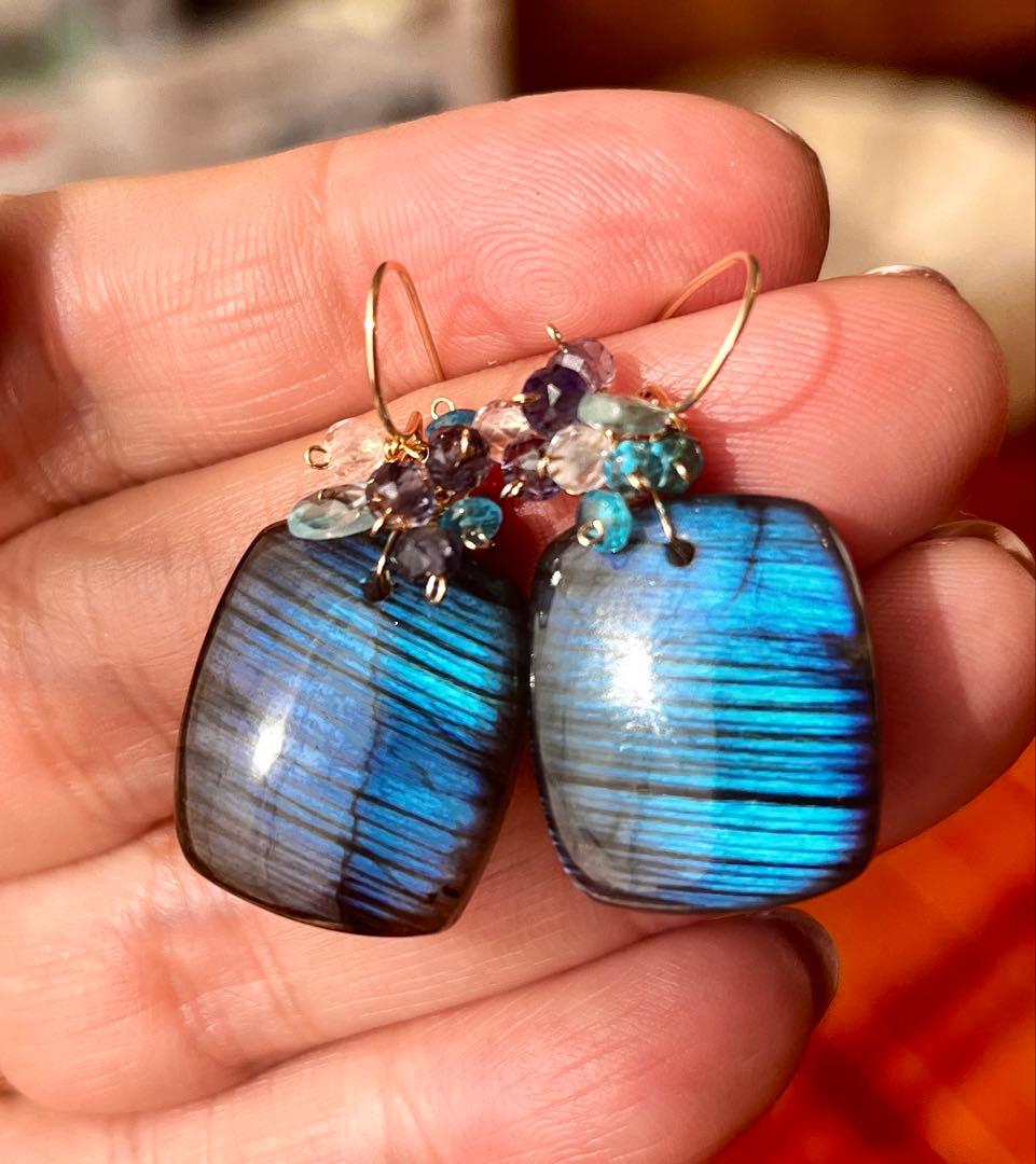 美しいラブラドライトのピアス