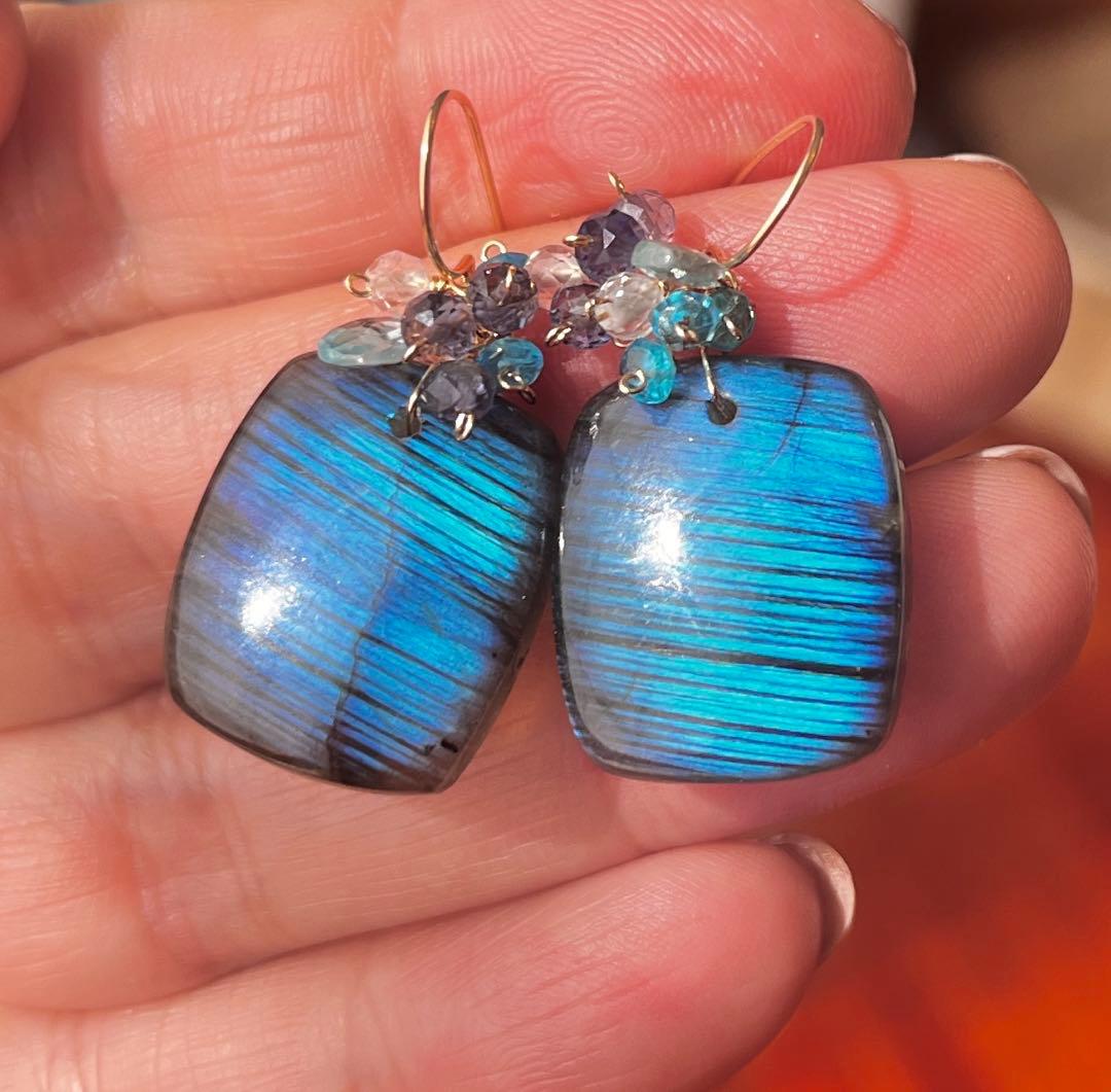 美しいラブラドライトのピアス