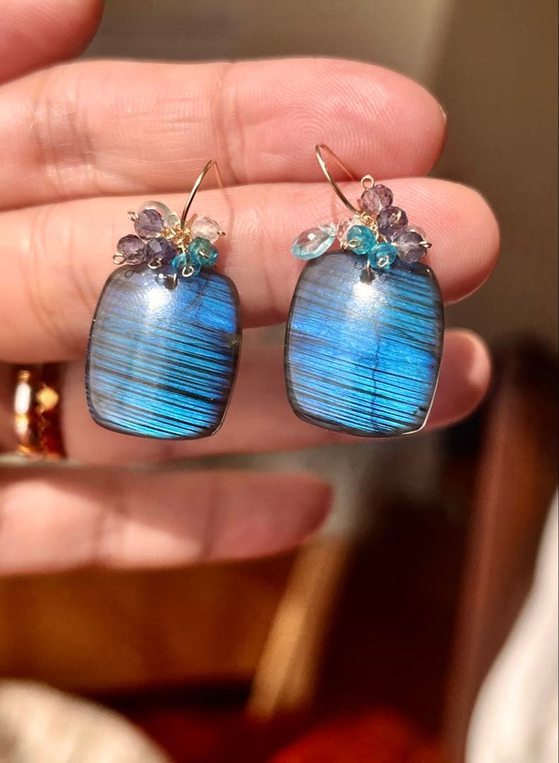 美しいラブラドライトのピアス