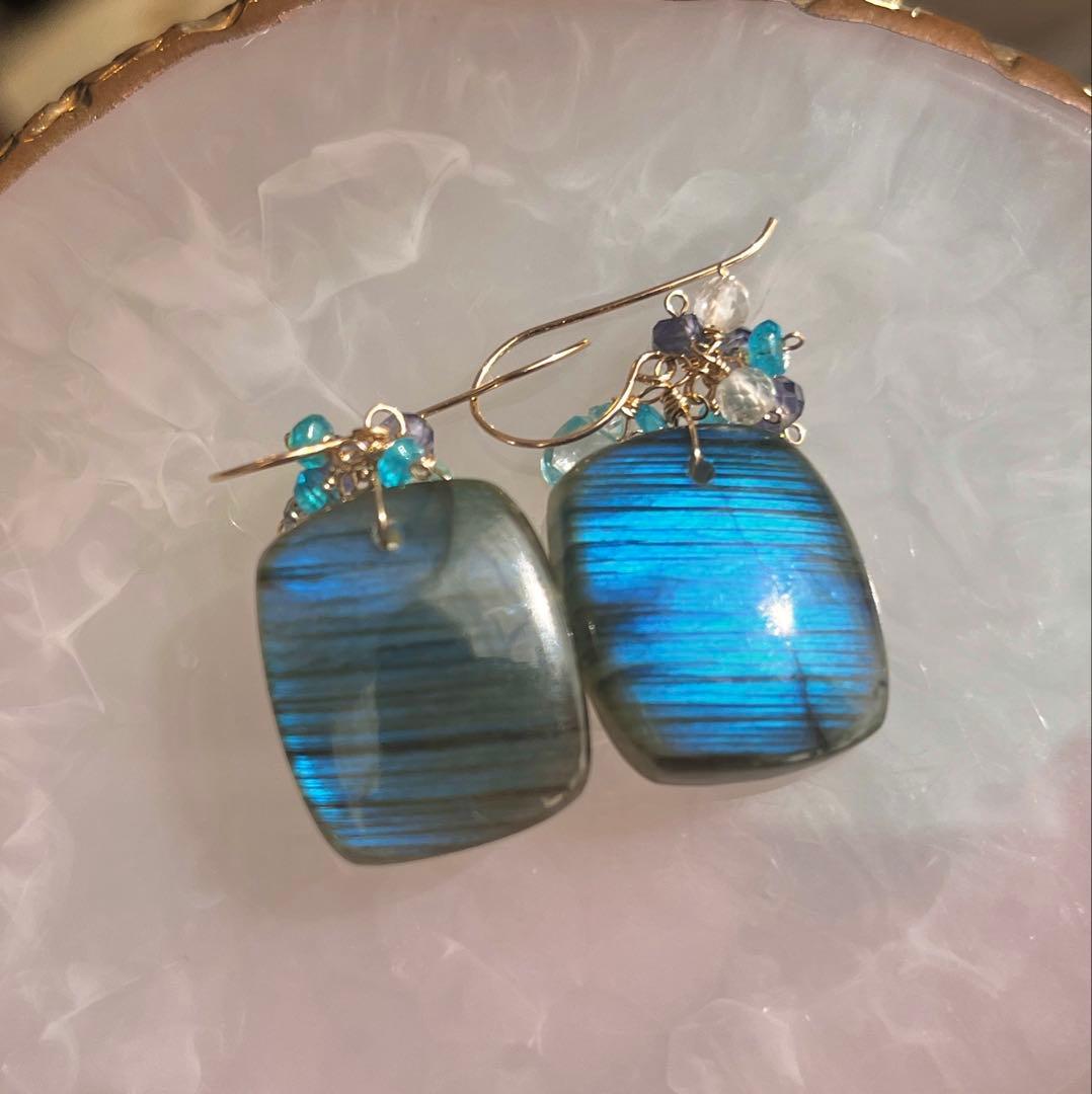 美しいラブラドライトのピアス