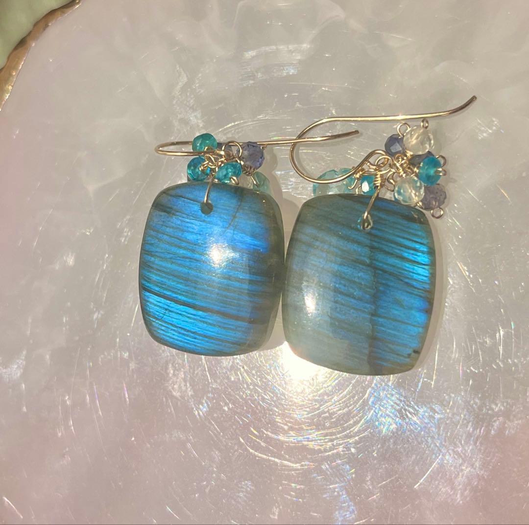 美しいラブラドライトのピアス