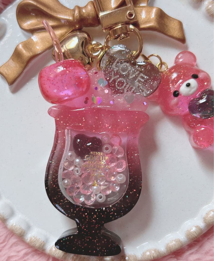 レジンキーホルダー　シェイカー　シャカシャカ　パフェ　ピンク×黒