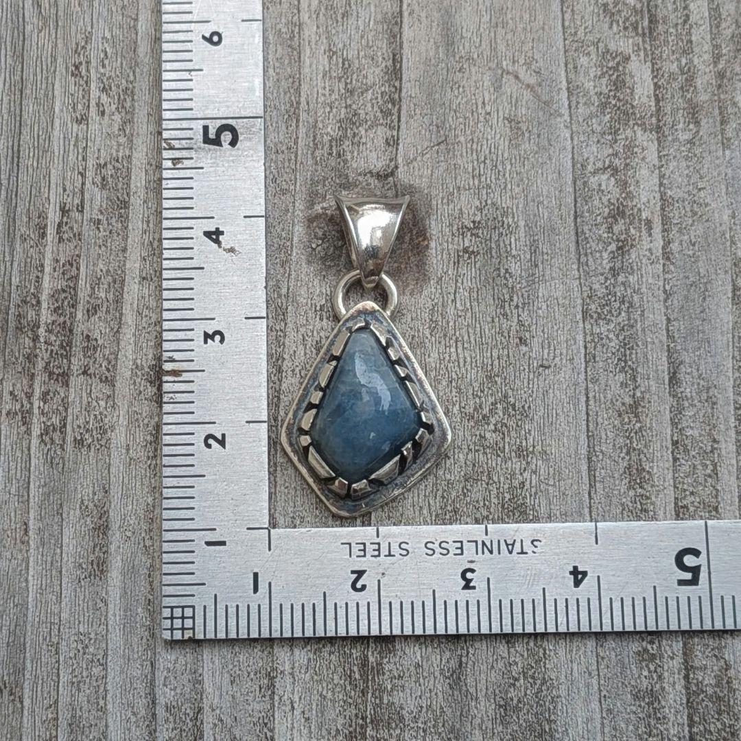 ハンドメイドの入りコン沢翡翠のトップ　ペンダント　オールハンドメイド