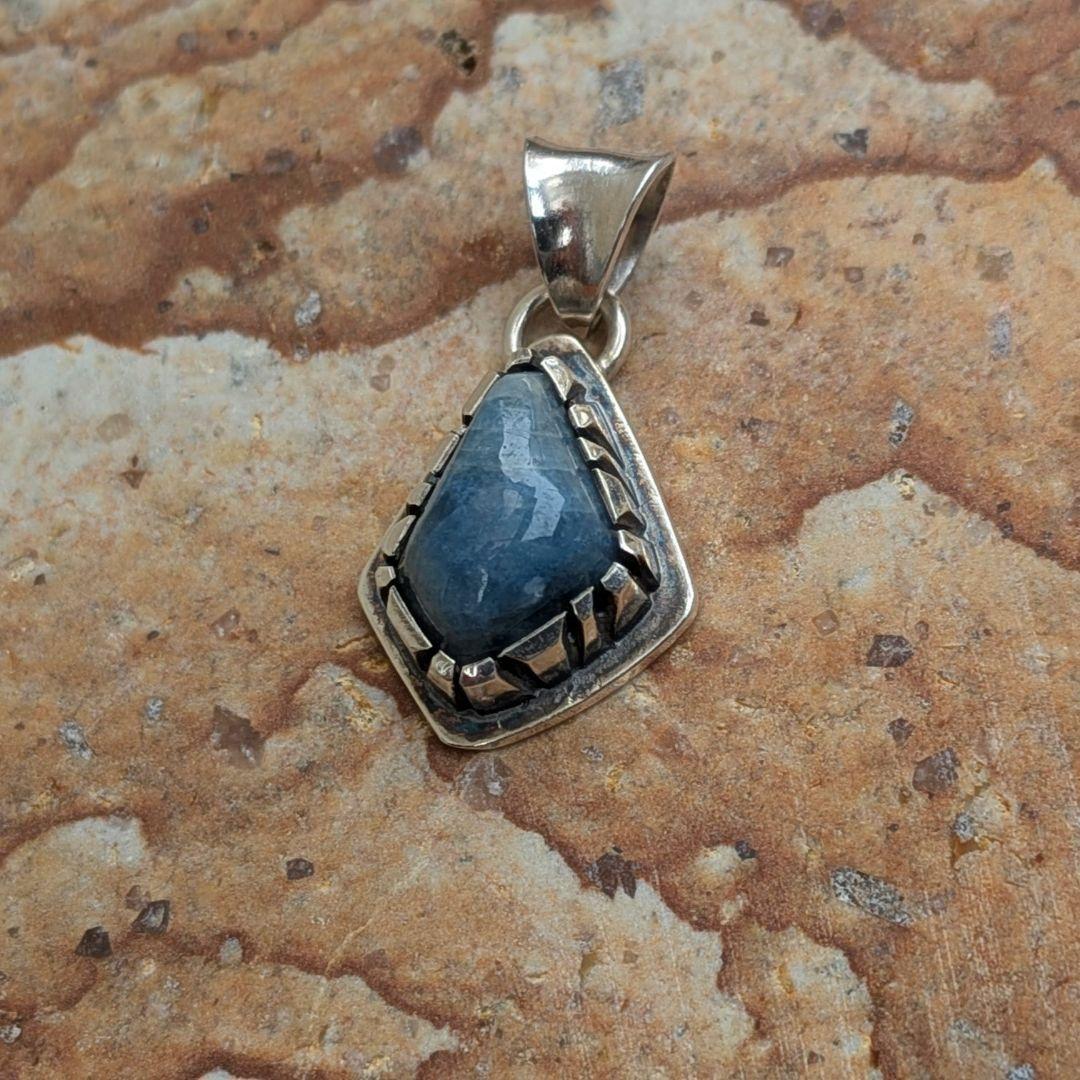 ハンドメイドの入りコン沢翡翠のトップ　ペンダント　オールハンドメイド