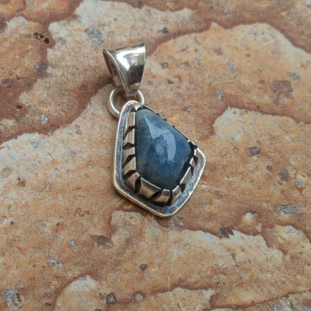 ハンドメイドの入りコン沢翡翠のトップ　ペンダント　オールハンドメイド