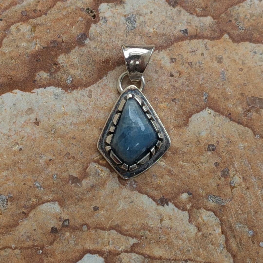 ハンドメイドの入りコン沢翡翠のトップ　ペンダント　オールハンドメイド