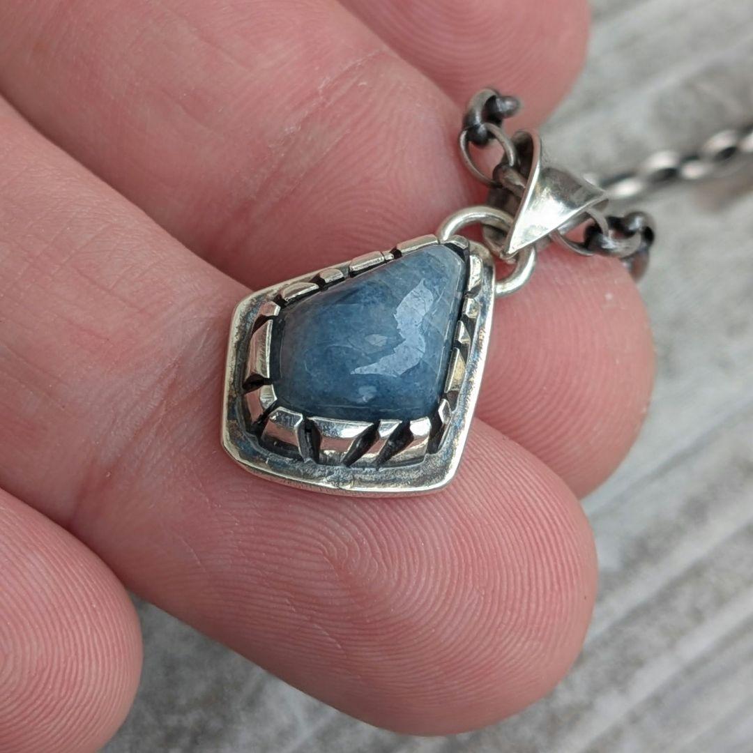 ハンドメイドの入りコン沢翡翠のトップ　ペンダント　オールハンドメイド