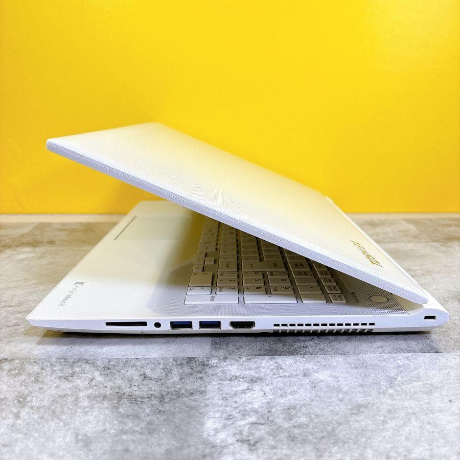 新品SSDでサクサク動作❣すぐ使えるノートパソコン白 薄型 カメラ付き 仕事趣味