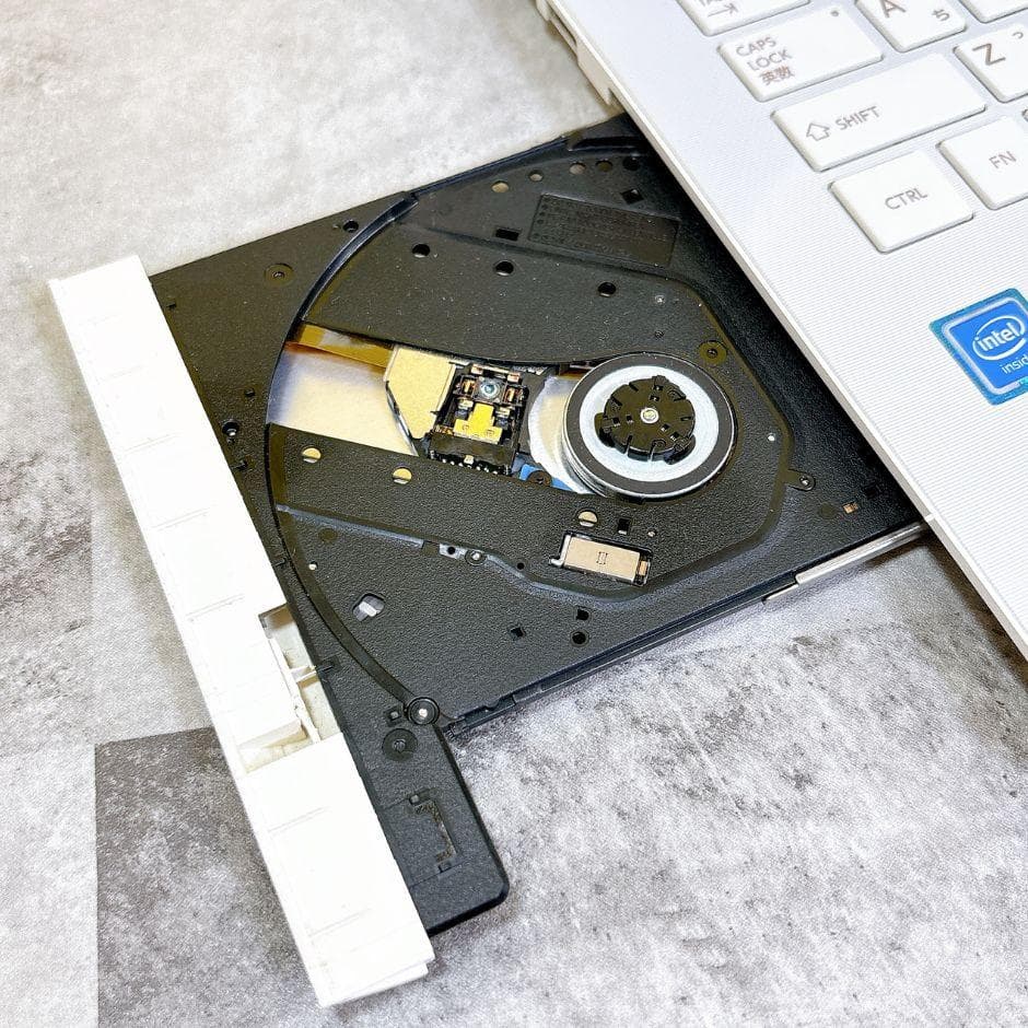 新品SSDでサクサク動作❣すぐ使えるノートパソコン白 薄型 カメラ付き 仕事趣味