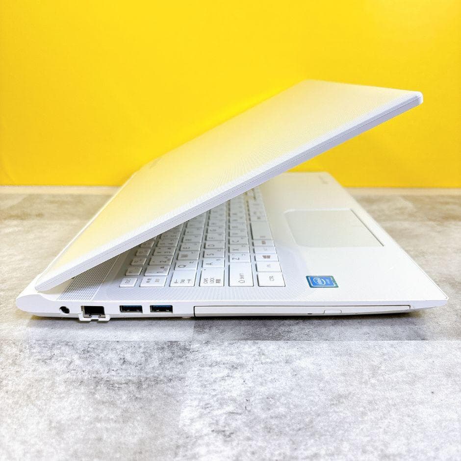 新品SSDでサクサク動作❣すぐ使えるノートパソコン白 薄型 カメラ付き 仕事趣味