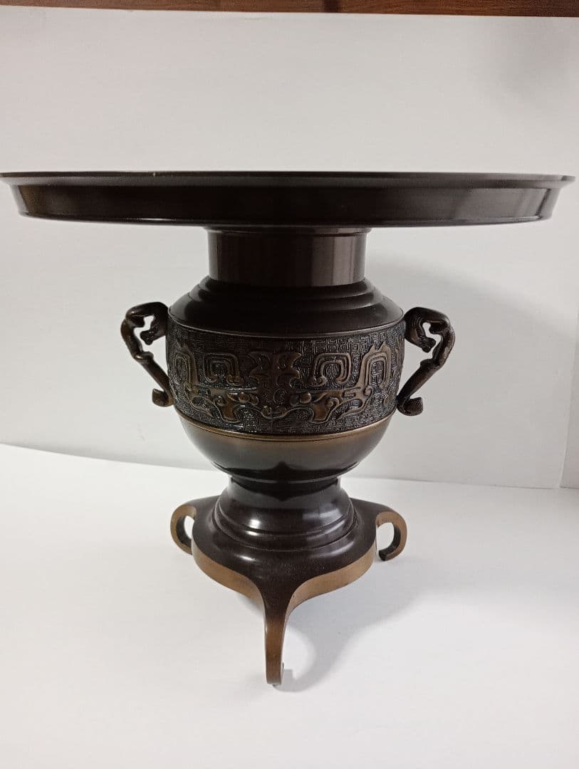 「唐銅 花器 薄端」＆「木製 花瓶台」2点セットです。