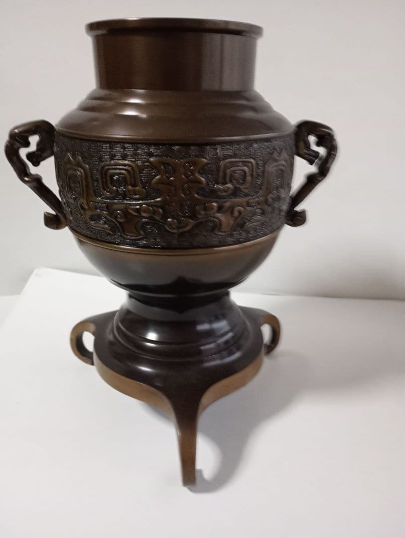 「唐銅 花器 薄端」＆「木製 花瓶台」2点セットです。