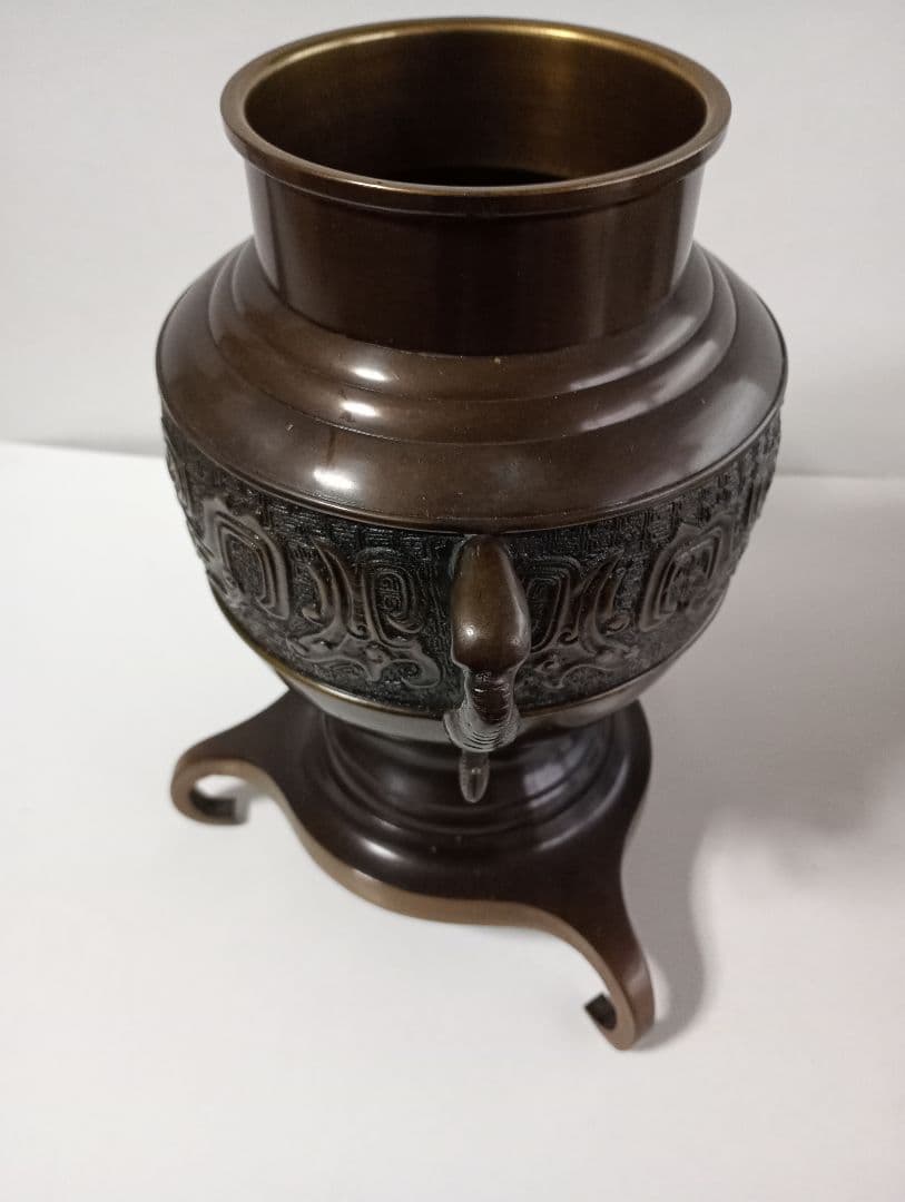 「唐銅 花器 薄端」＆「木製 花瓶台」2点セットです。