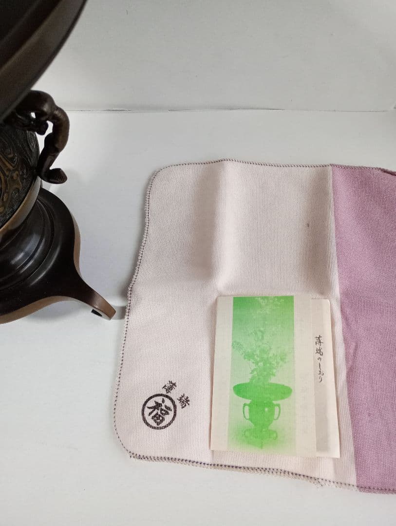 「唐銅 花器 薄端」＆「木製 花瓶台」2点セットです。