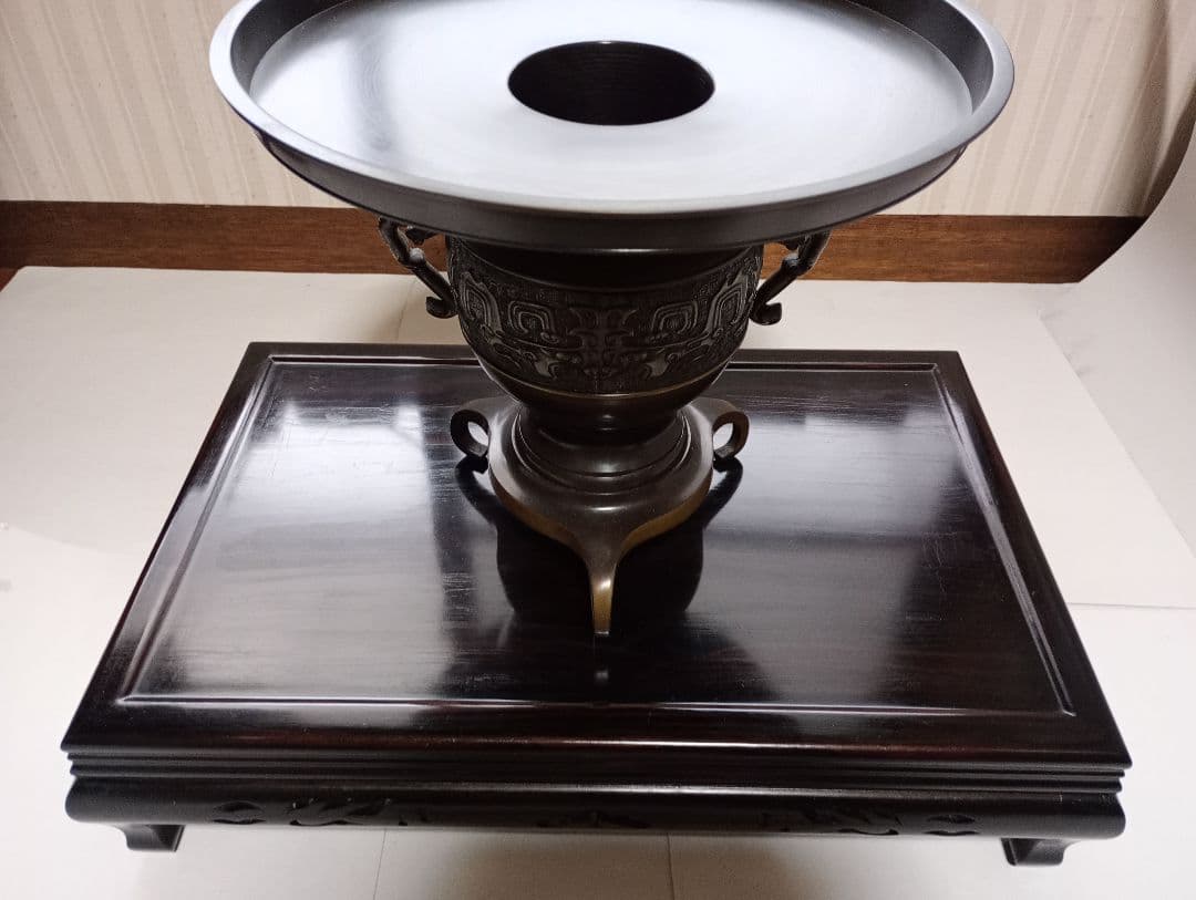 「唐銅 花器 薄端」＆「木製 花瓶台」2点セットです。